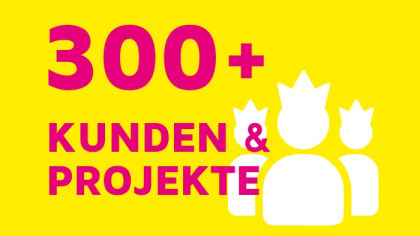 Eine Grafik mit gelbem Hintergrund. Darüber ein weißes Icon von 3 Person mit Kronen. Darüber eine Aufschrift in Magenta 300+ Kunden & Projekte
